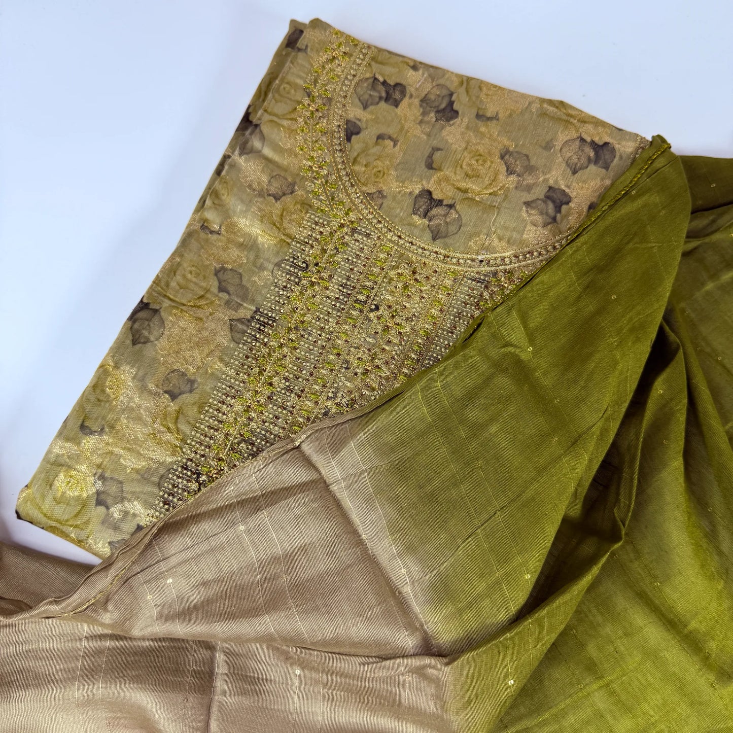 Verdant Rose – Unstitched Suit Set with Floral Print and Ombre Dupatta | Q0-004