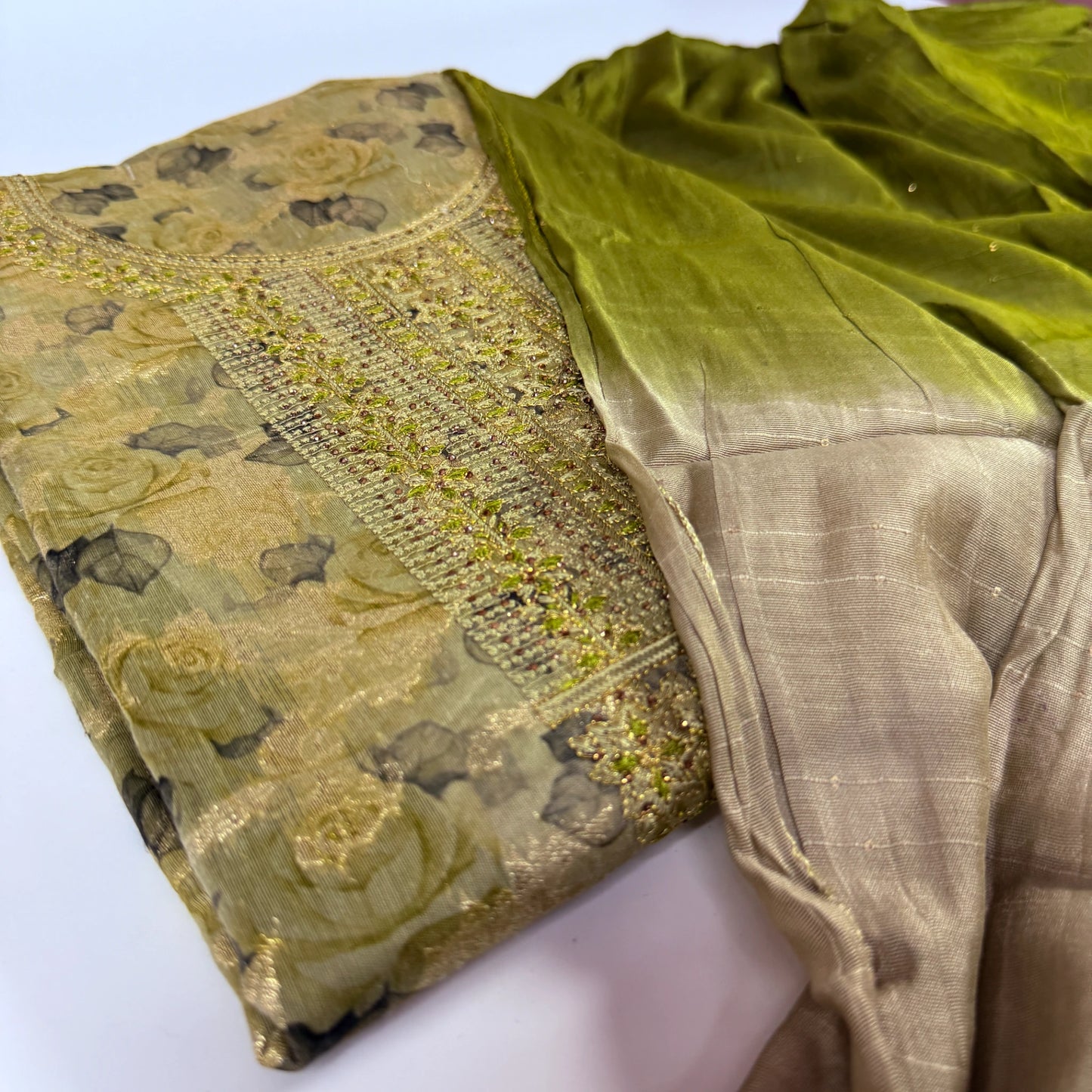 Verdant Rose – Unstitched Suit Set with Floral Print and Ombre Dupatta | Q0-004