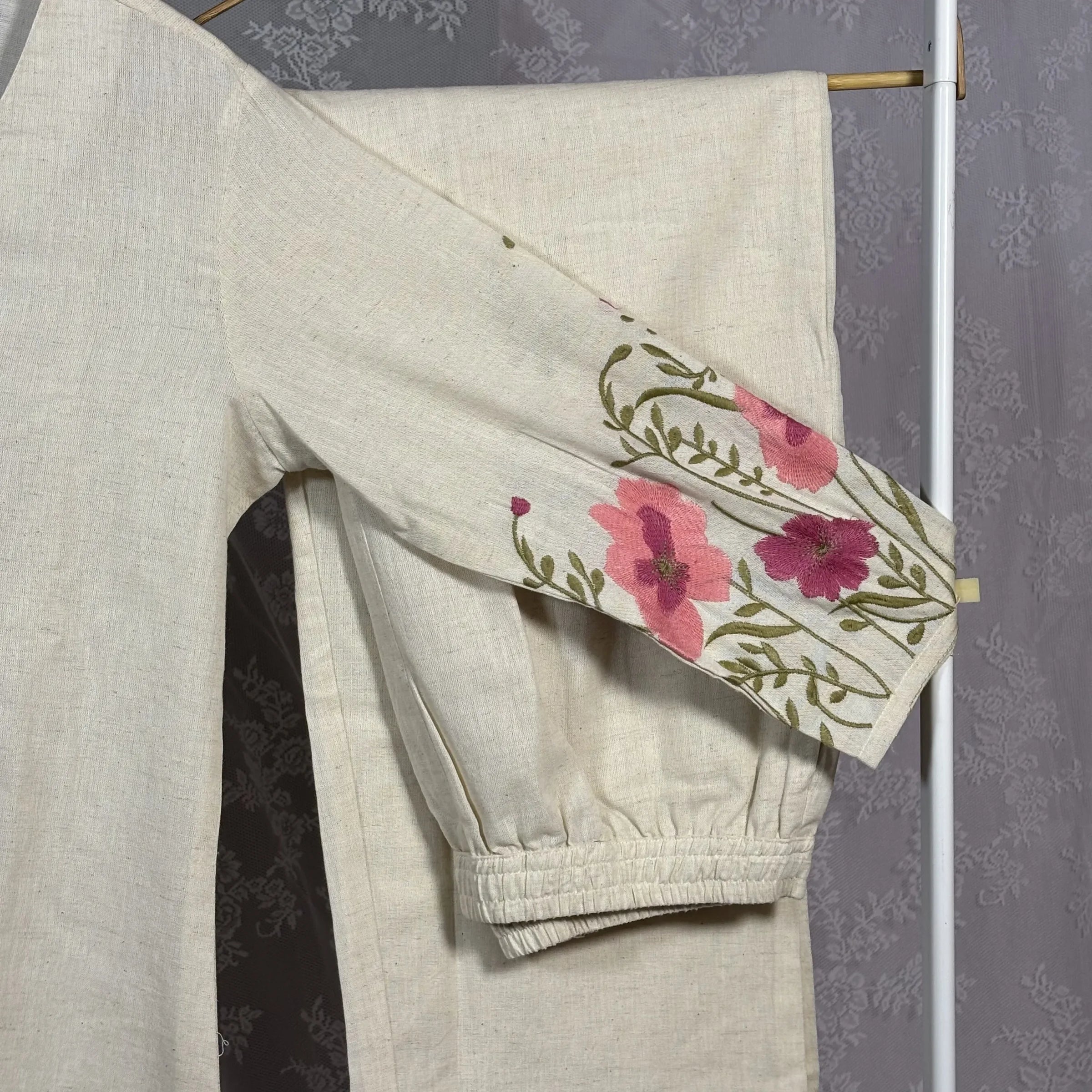 Off-White Floral Embroidered Kurthi Set | R1-002