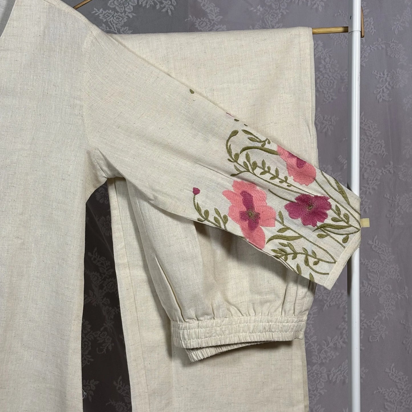 Off-White Floral Embroidered Kurthi Set | R1-002