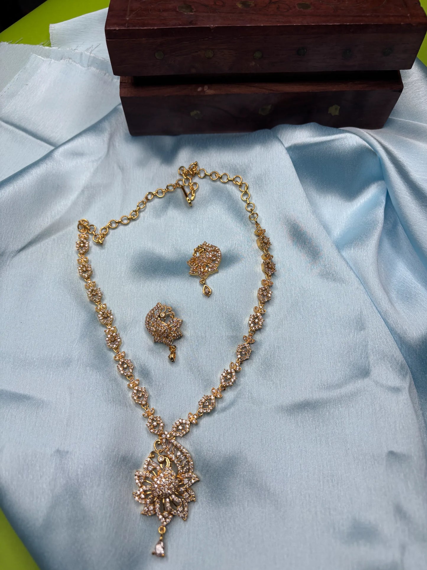 Dazzling Floral Necklace Set (SKU: B5-CS-002)