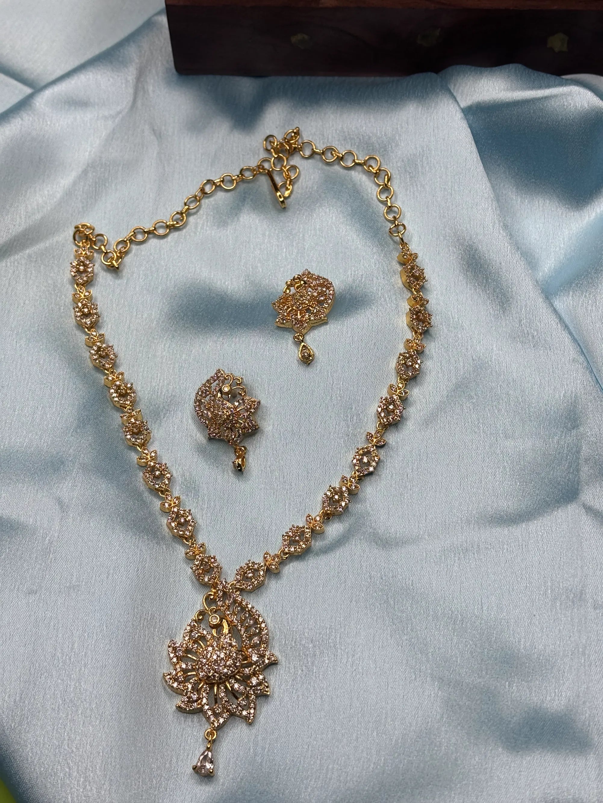 Dazzling Floral Necklace Set (SKU: B5-CS-002)