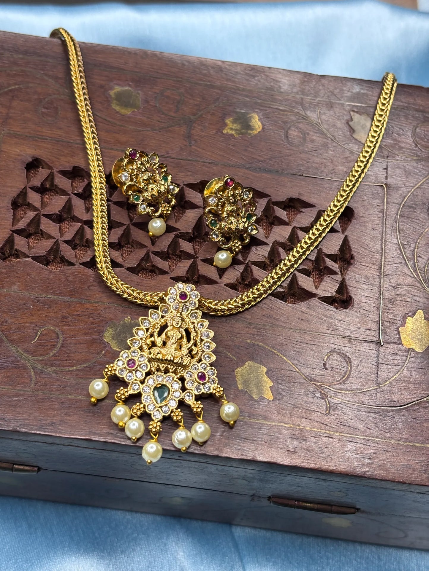 Antique Lakshmi & Pearl Necklace Set (SKU: B5-CS-016)